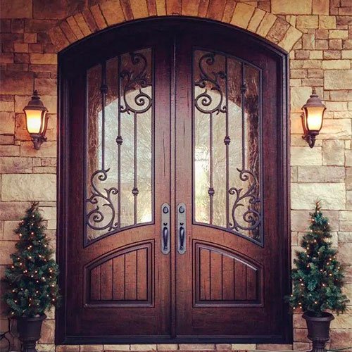 Puerta doble de madera con hierro forjado y arco — MAHUA